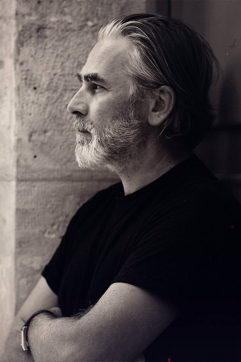 Portrait de profil de Monsieur Châtellier, barbe grise et cheveux plaqués en arrière, en noir et blanc