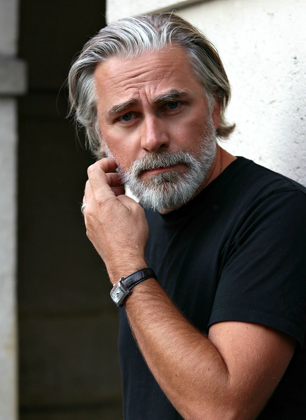Portrait de Monsieur Châtellier, cheveux gris et barbe blanche, en noir et blanc