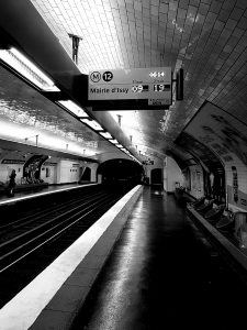 Quai de métro vide, trop tard