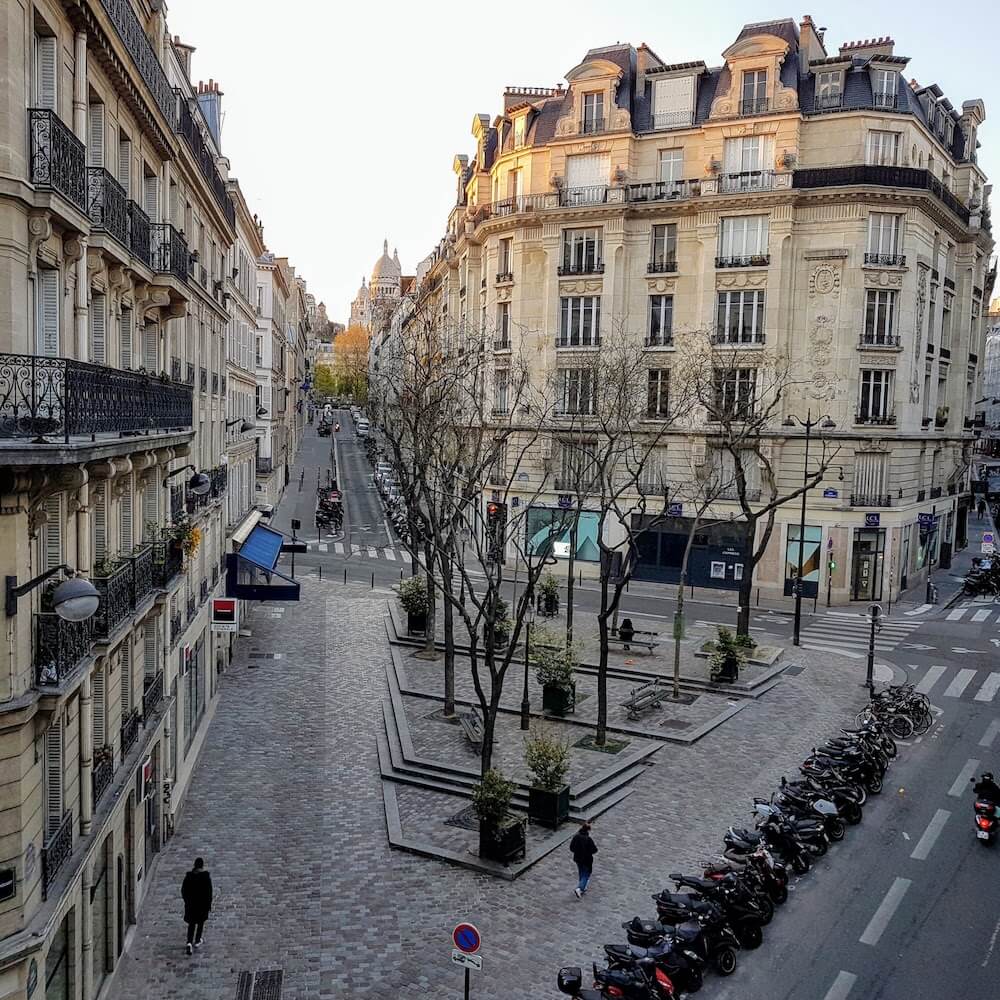 Terrasse vide de Paris 9eme, mars 2021. Avec vue Sacré Coeur
