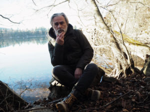 un homme qui réfléchit au bord de l'eau