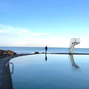 Monsieur Chatellier sur une piscine de bord de mer