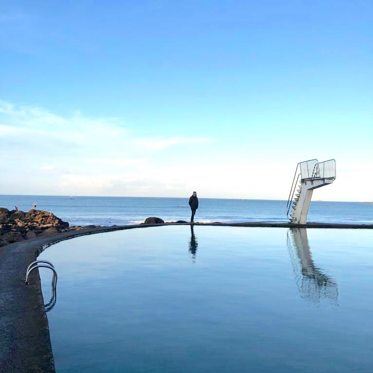 Monsieur Chatellier sur une piscine de bord de mer