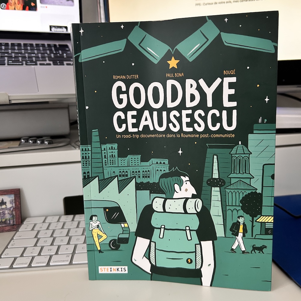 Photo de la couverture du roman graphique Goodbye Ceausescu sur le bureau de Monsieur Chatellier