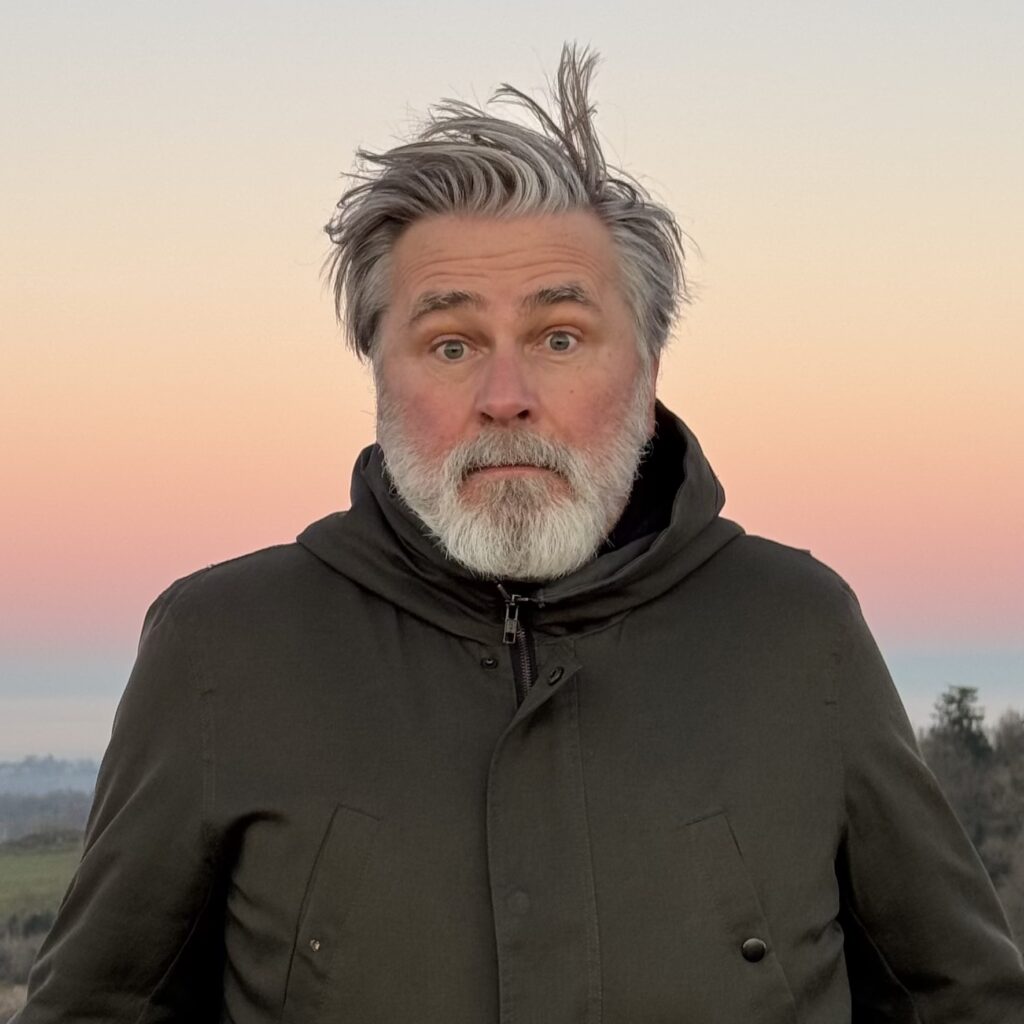 Monsieur Chatellier à l'air bien étonné avec un très beau coucher de soleil en fond.