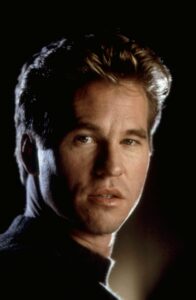 Val Kilmer dans le film Le Saint, avec le pull col-roulé