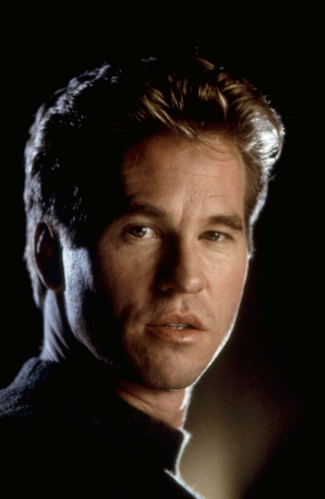 Val Kilmer dans le film Le Saint, avec le pull col-roulé